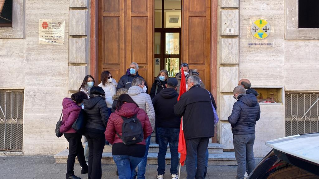 La protesta davanti la sede dell'Asp di Cosenza