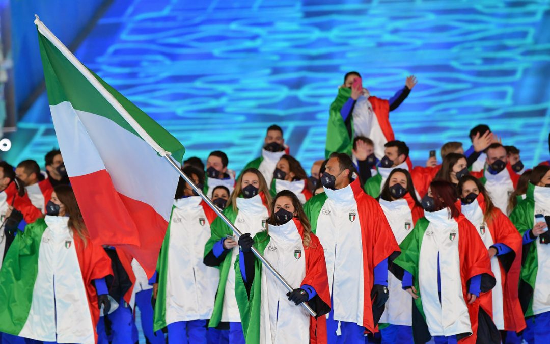 La delegazione italiana sfila durante la cerimonia di apertura dei Giochi invernali di Pechino 2022