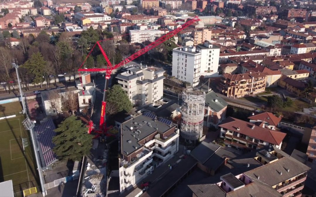 I lavori per abbattere la storica torre dell’acquedotto di Gorgonzola