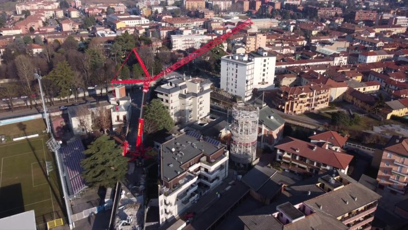 I lavori per abbattere la storica torre dell’acquedotto di Gorgonzola