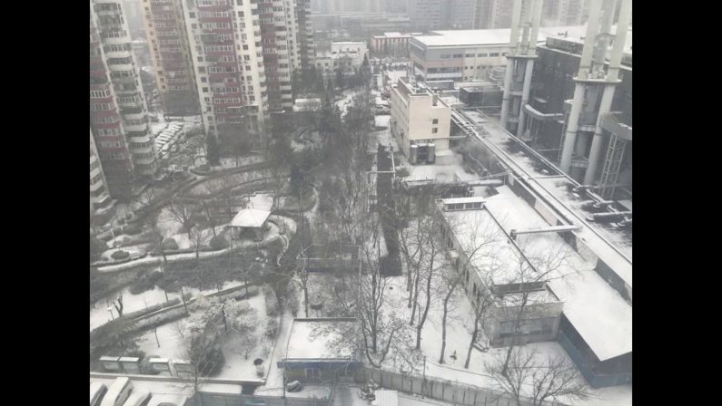 Olimpiadi invernali, Pechino si risveglia sotto la neve