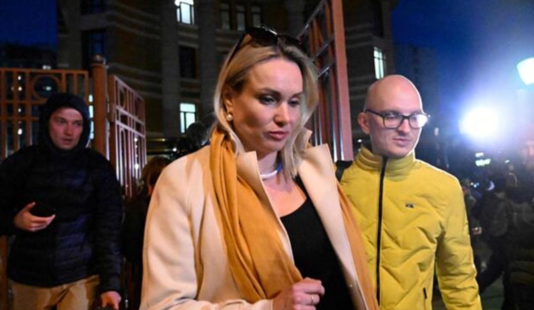 Marina Ovsyannikova all'uscita del tribunale