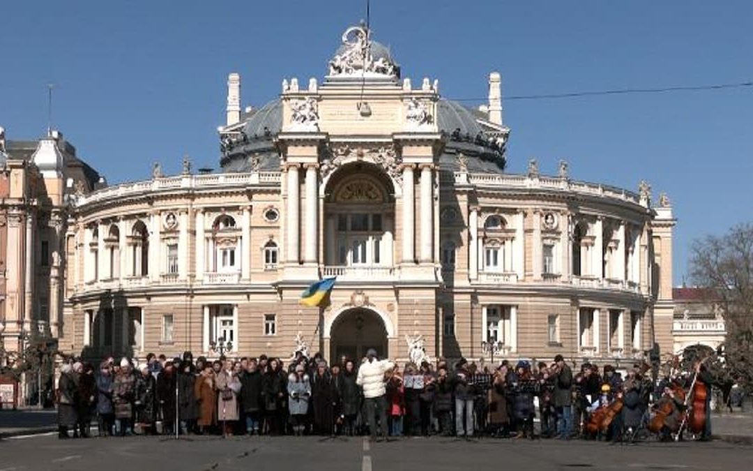 VIDEO – Ucraina, l’Opera di Odessa canta il Va’ Pensiero in piazza