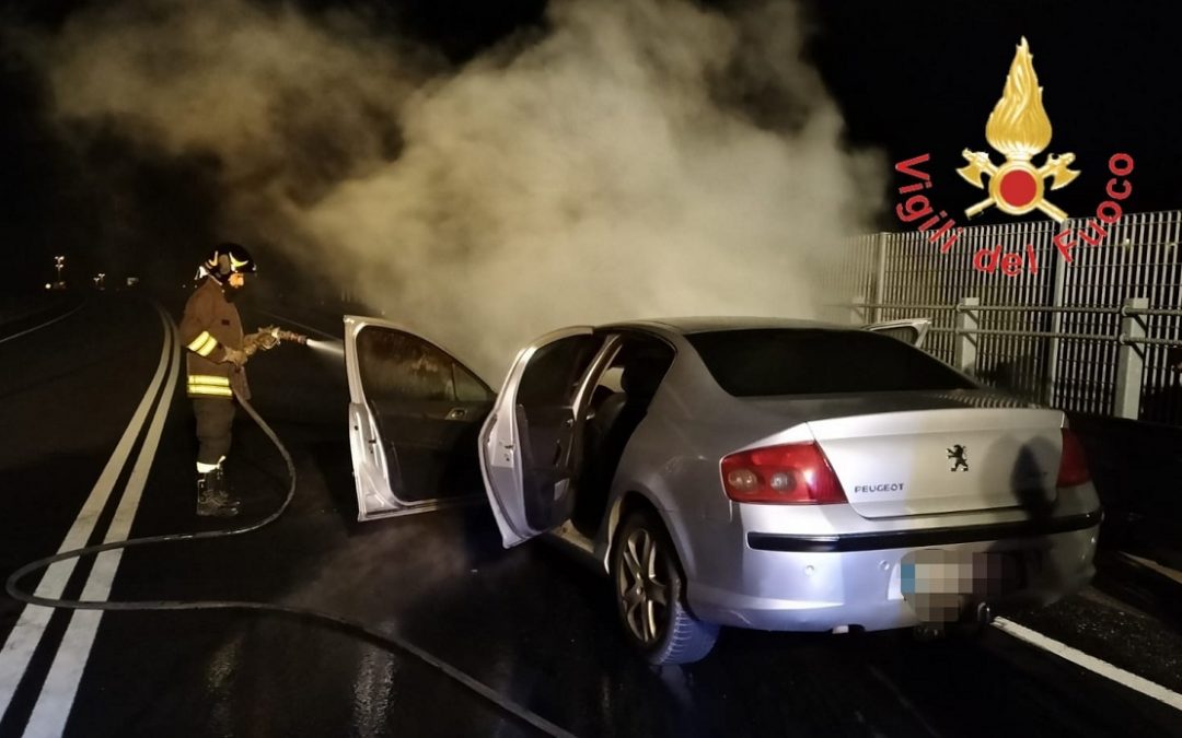 Auto in fiamme sulla trasversale delle Serre, salvi marito e moglie