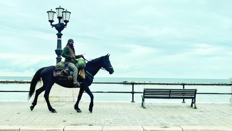 In sella alla sua Furia girando l'Italia a cavallo, Cristian Moroni è arrivato a Bari