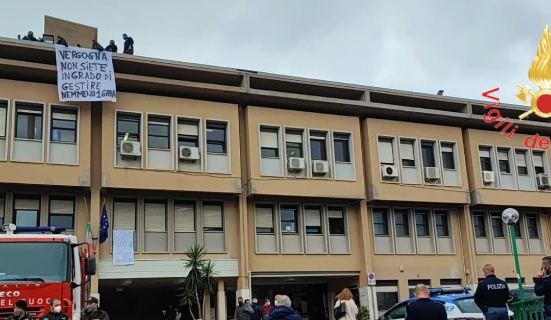 La protesta all'ospedale di Corigliano