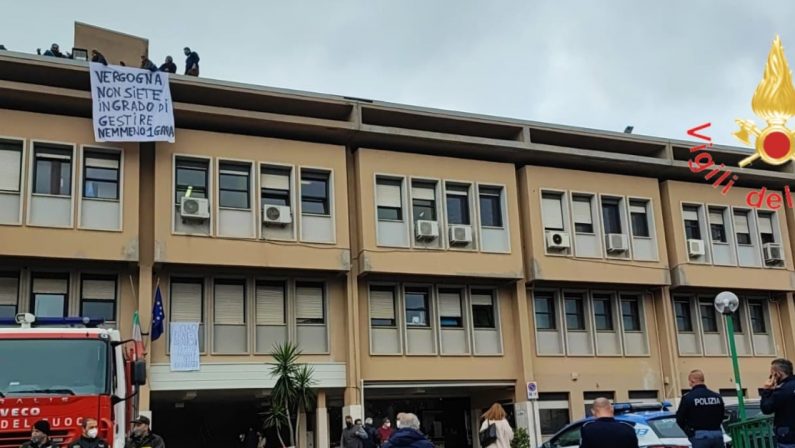 Gli addetti alla mensa dell'ospedale di Corigliano sul tetto per protesta