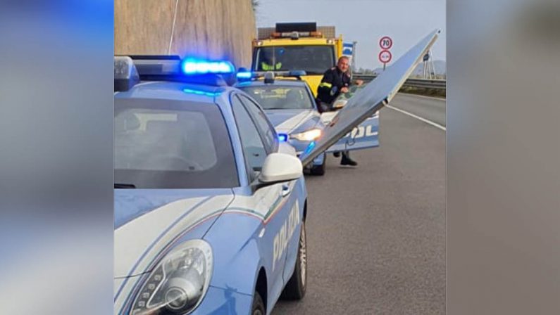 Sportellone si stacca da un autobus in corsa e colpisce una volante della polizia