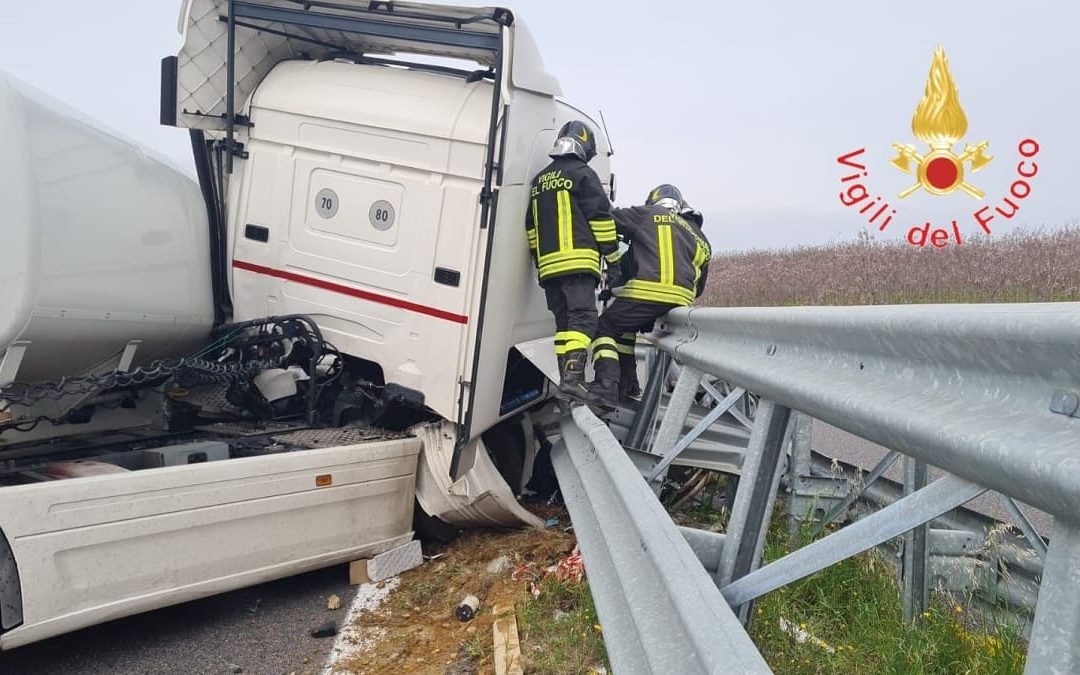 Pizzo, autocisterna sbanda e finisce contro il guardrail sull’A2