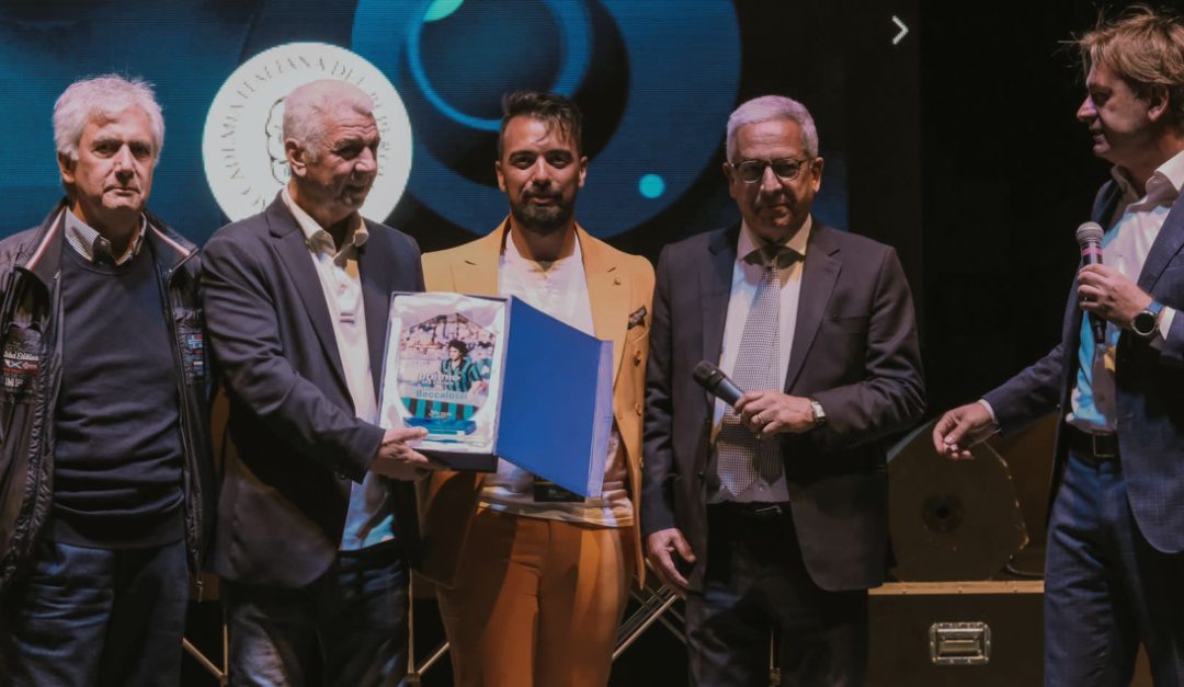 Il premio alla carriera consegnato ad Evaristo Beccalossi