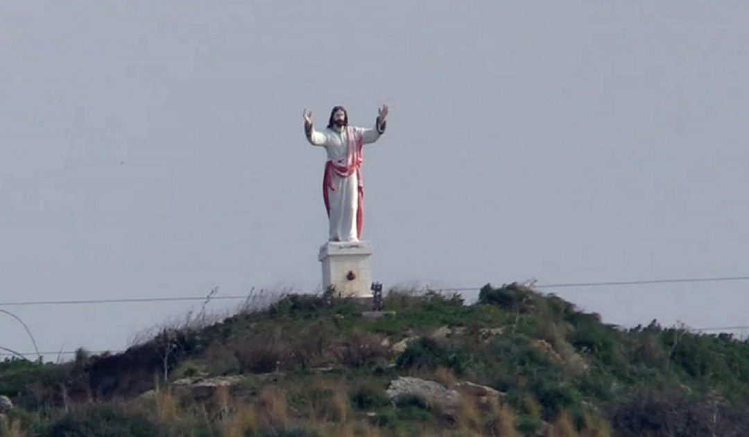 Il Cristo che si affaccia da San Leonardo di Cutro