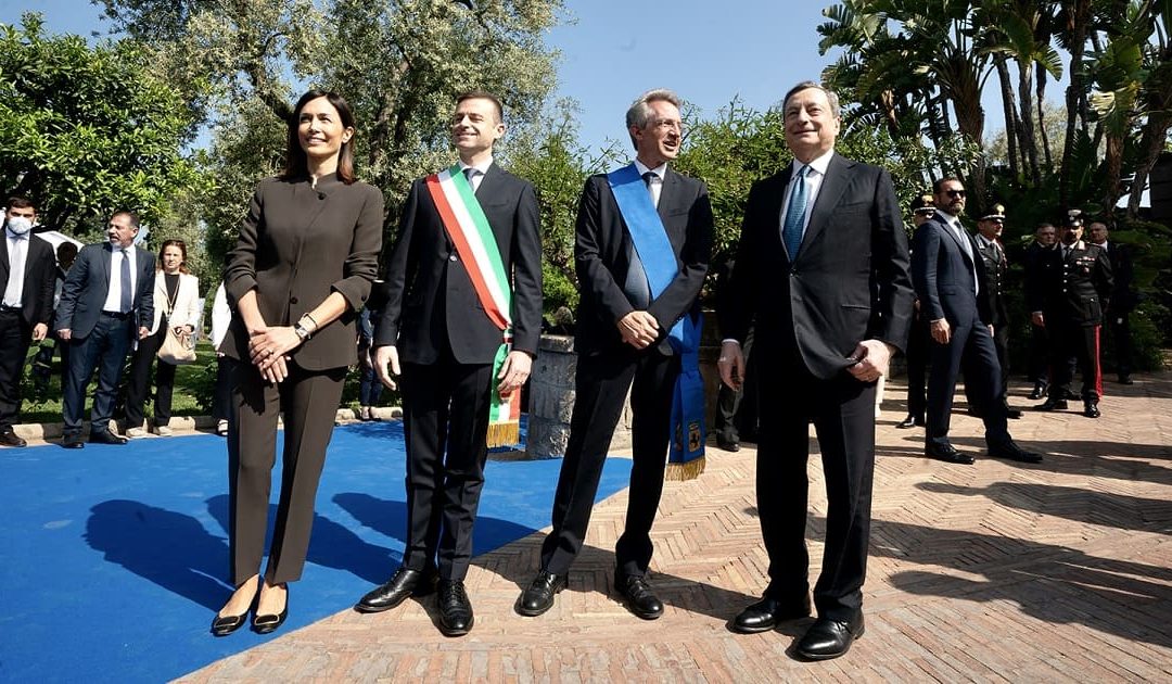 La ministra per il Sud Mara Carfagna, il sindaco di Sorrento Massimo Coppola, il sindaco di Napoli Gaetano Manfredi e il premier Mario Draghi