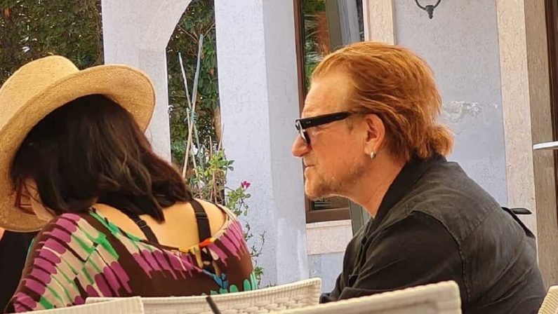 Bono Vox torna in Puglia per le vacanze: passeggiata e aperitivo a Ostuni