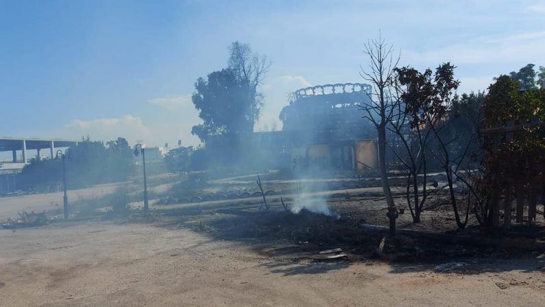 Molfetta, in fiamme l’ex parco divertimenti Miragica. Non si esclude dolo