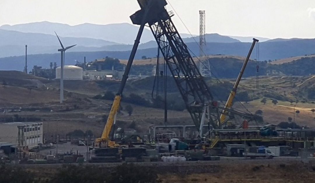 L'innalzamento della torre (foto Total)