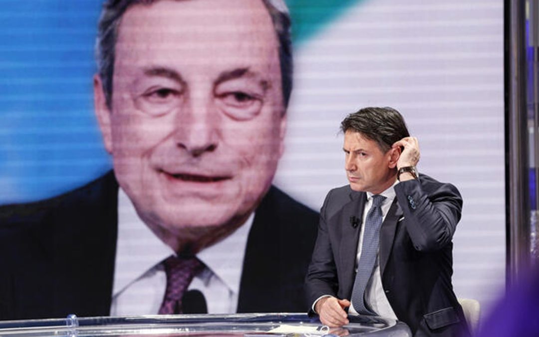 Giuseppe Conte nello studio di Porta a porta. Sullo sfondo Mario Draghi