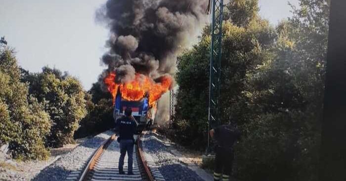 Il treno in fiamme - foto Ansa