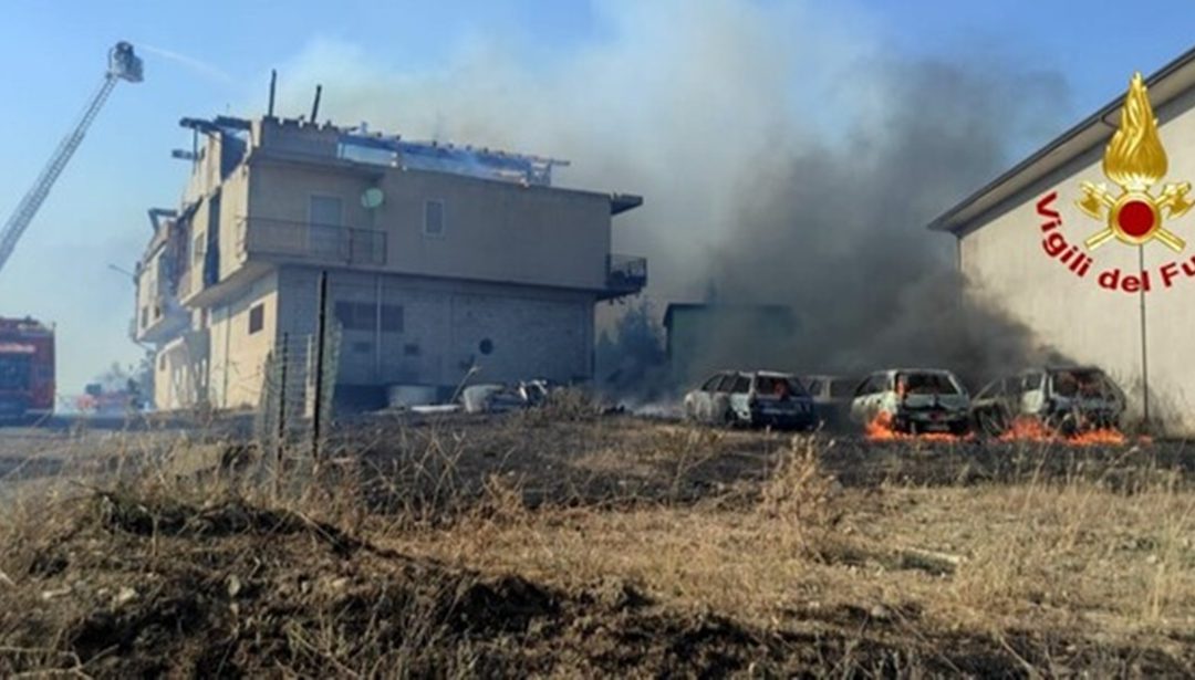 L'abitazione raggiunta dalle fiamme a Cutro