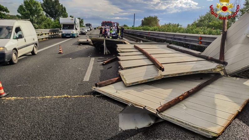 Tettoia vola sull'autostrada A2, parzialmente chiusa la corsia sud