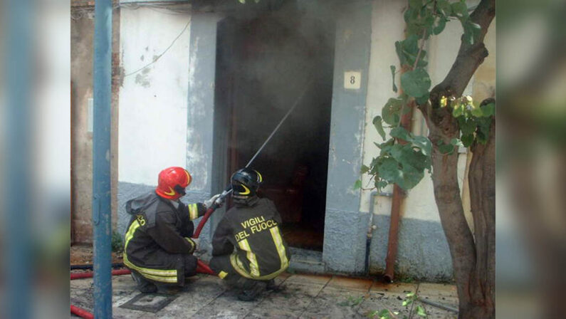 Tragedia a Bianco, divampa un incendio e muore una disabile