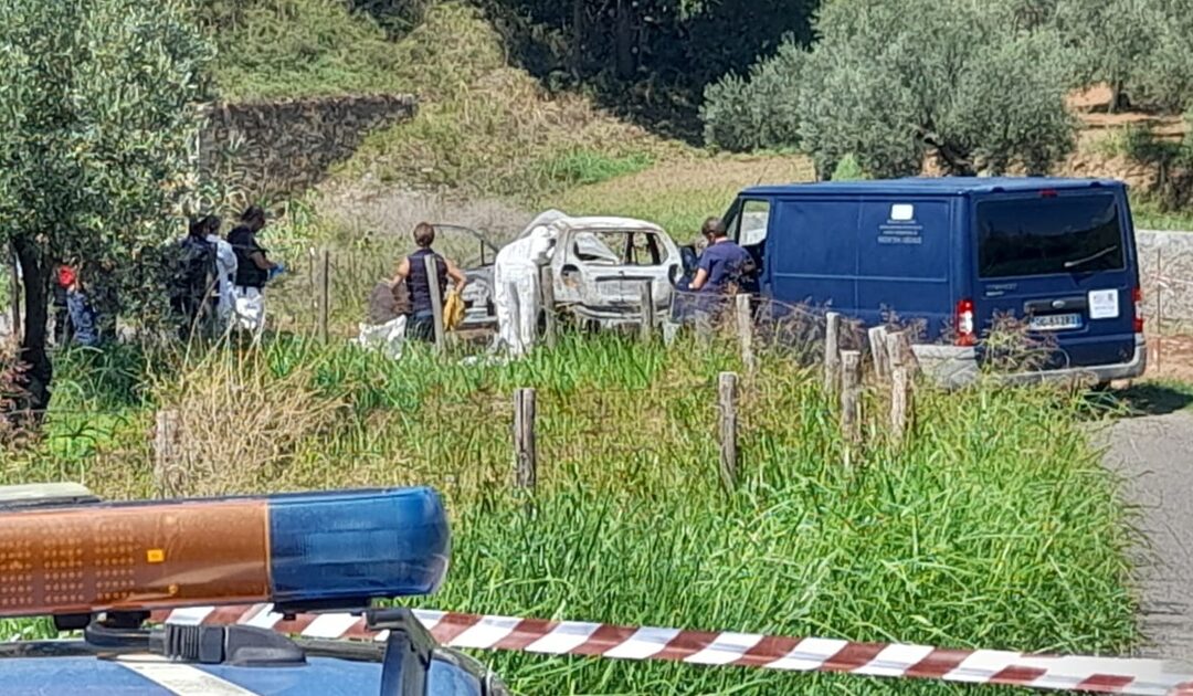 L'auto ritrovata bruciata in via Giuseppe Conte