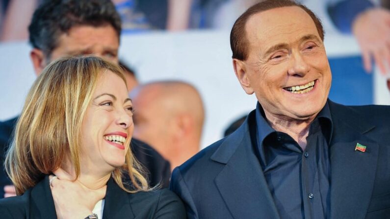 Lo show di Berlusconi scheggia impazzita turba il lavoro di Meloni