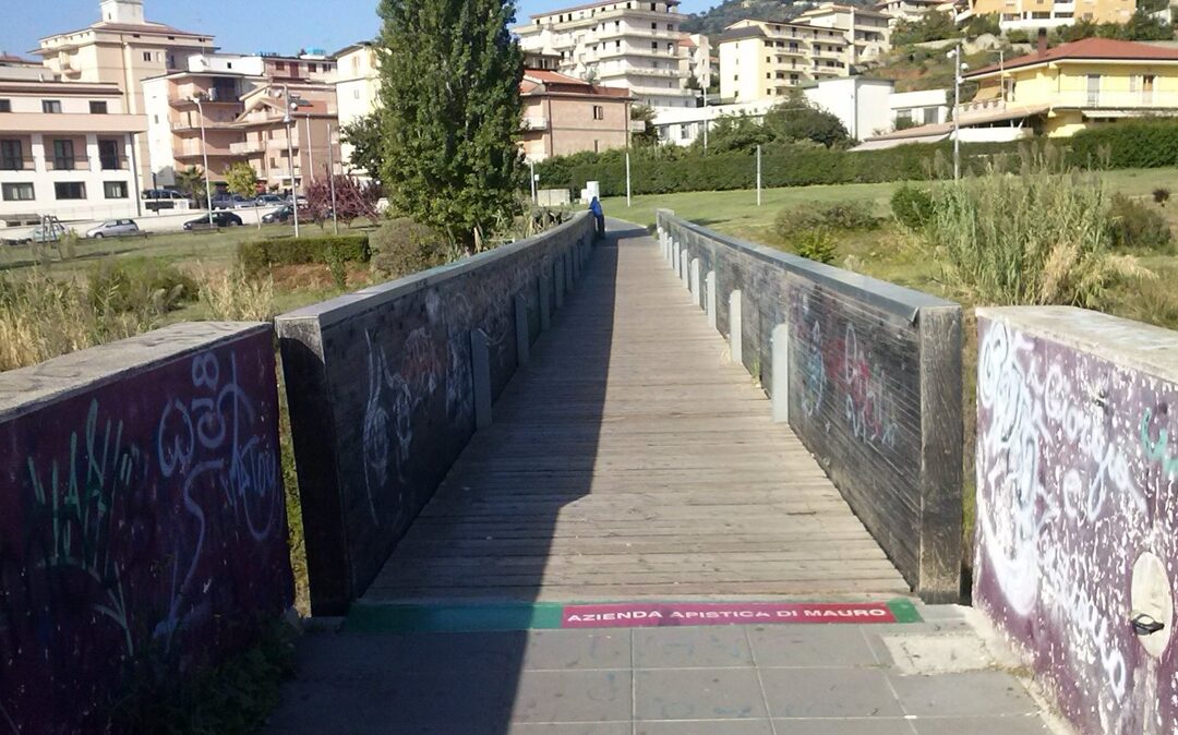 Il ponte del parco Mastroianni di Lamezia Terme