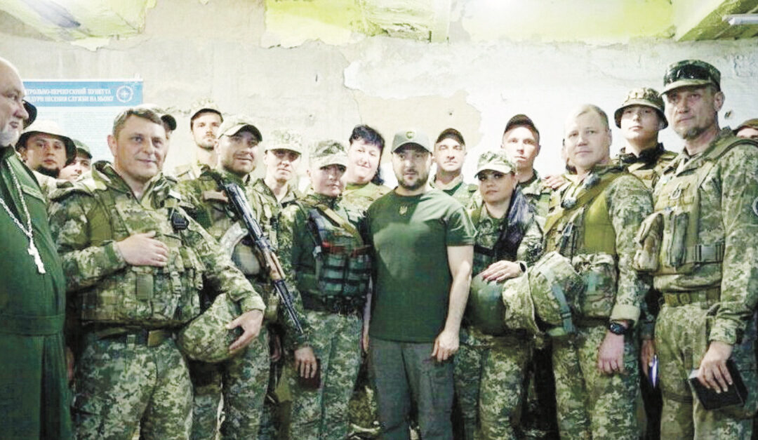 Zelensky in visita alle truppe ucraine impegnate al fronte