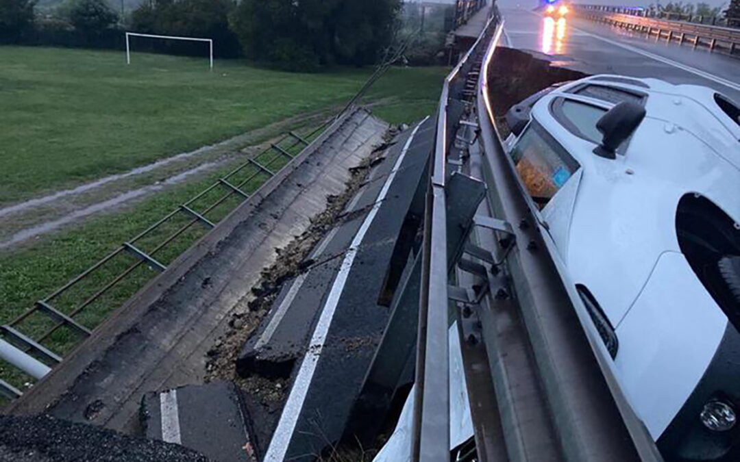 L'auto finita nella fenditura del cavalcavia