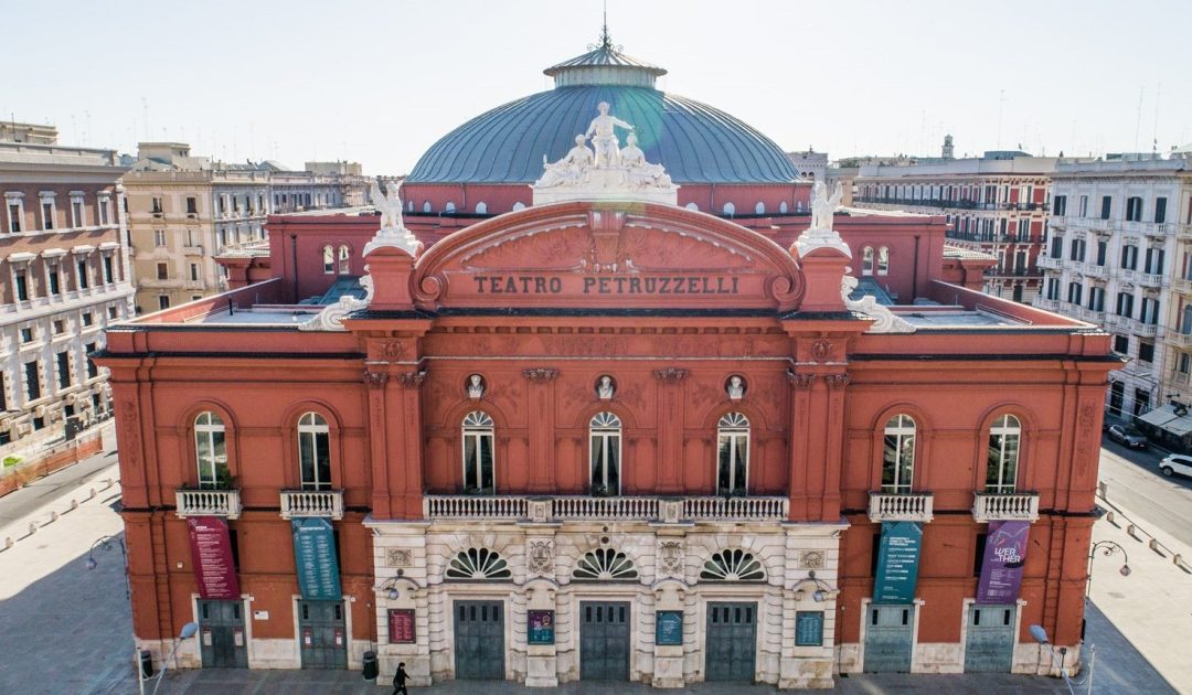 Il Teatro Petruzzelli - Foto: pagina Facebook "Fondazione Teatro Petruzzelli"