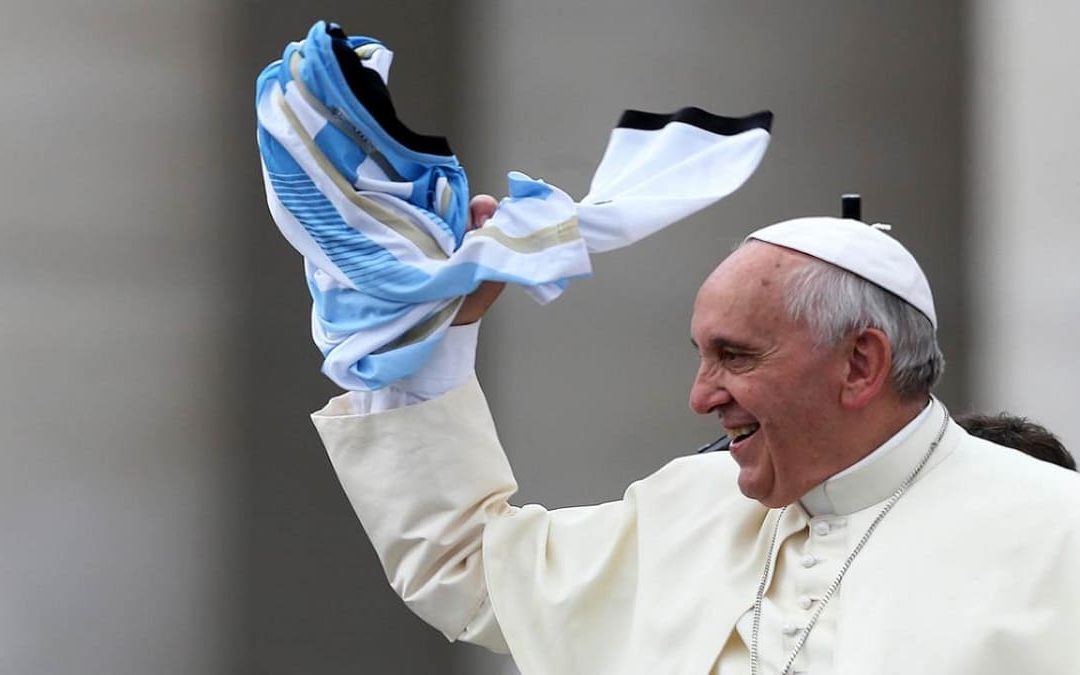 Papa Francesco sventola una maglia dell'Argentina