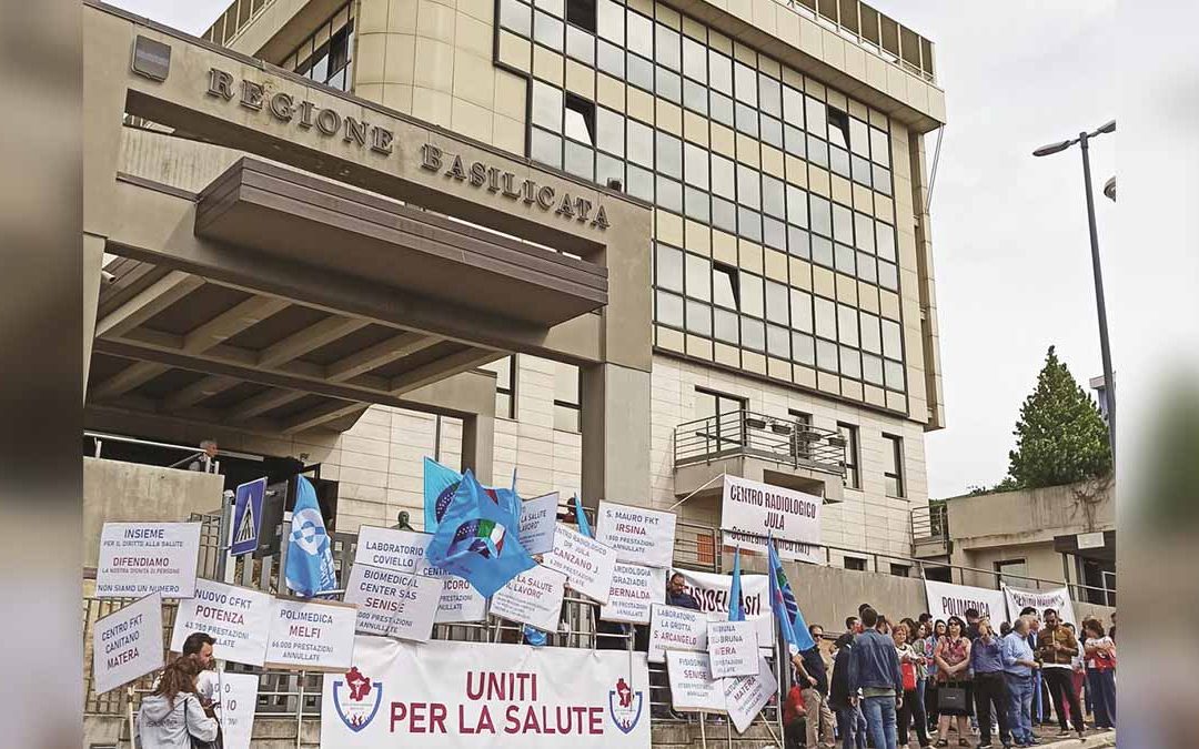 Una protesta dell'Unità di crisi davanti alla sede della Regione Basilicata