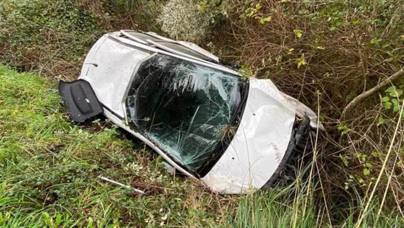 Vola nella scarpata con l'auto, salvo per miracolo nel Vibonese