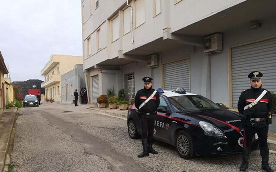 I carabinieri fuori dal covo di Matteo Messina Denaro