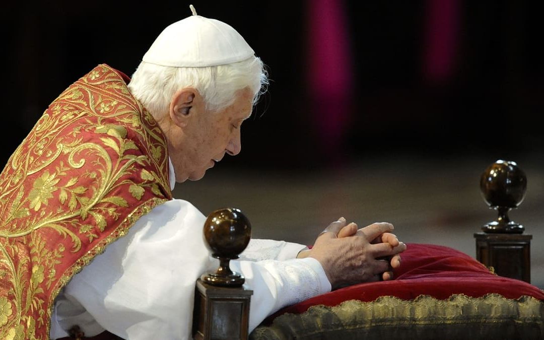 Papa Benedetto XVI in preghiera