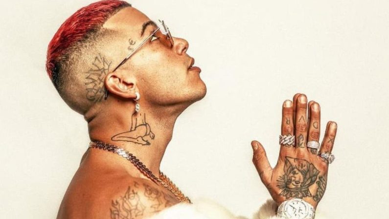 Sfera Ebbasta in tour a Isola Capo Rizzuto