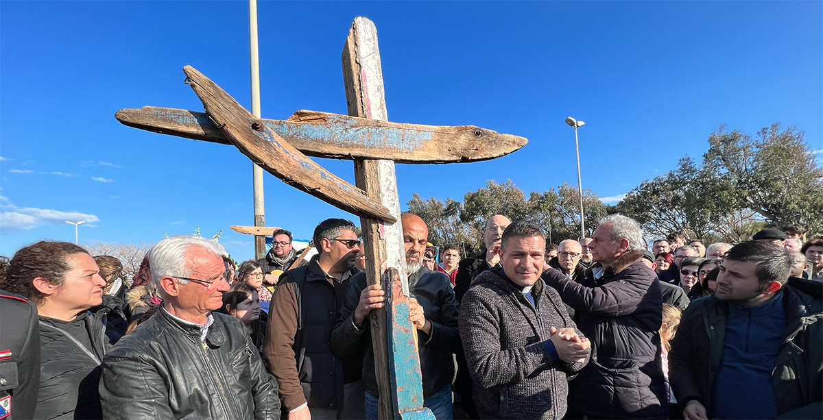 In Seimila Alla Via Crucis Dietro Ai Pezzi Del Relitto Il Quotidiano Del Sud 6517