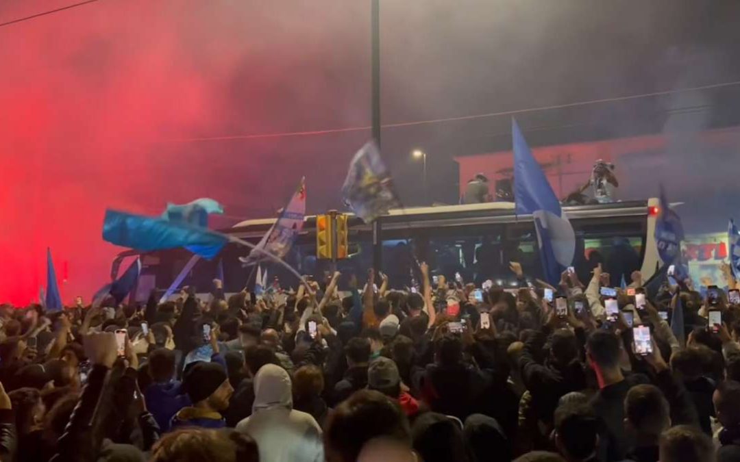 La festa in piazza a Napoli