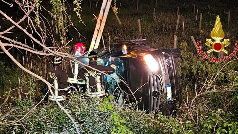 Incidente nel Crotonese: auto sbanda, feriti una donna e un bambino