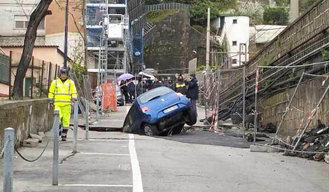 L'auto finita nella voragine