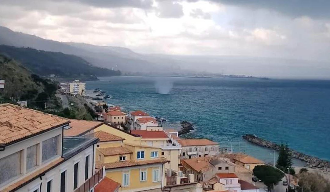 Maltempo, tromba d’aria sul mare di Pizzo