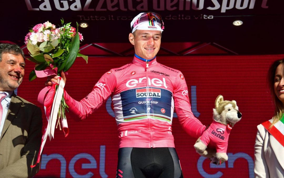 Evenepoel vince la crono di Cesena e torna in maglia rosa