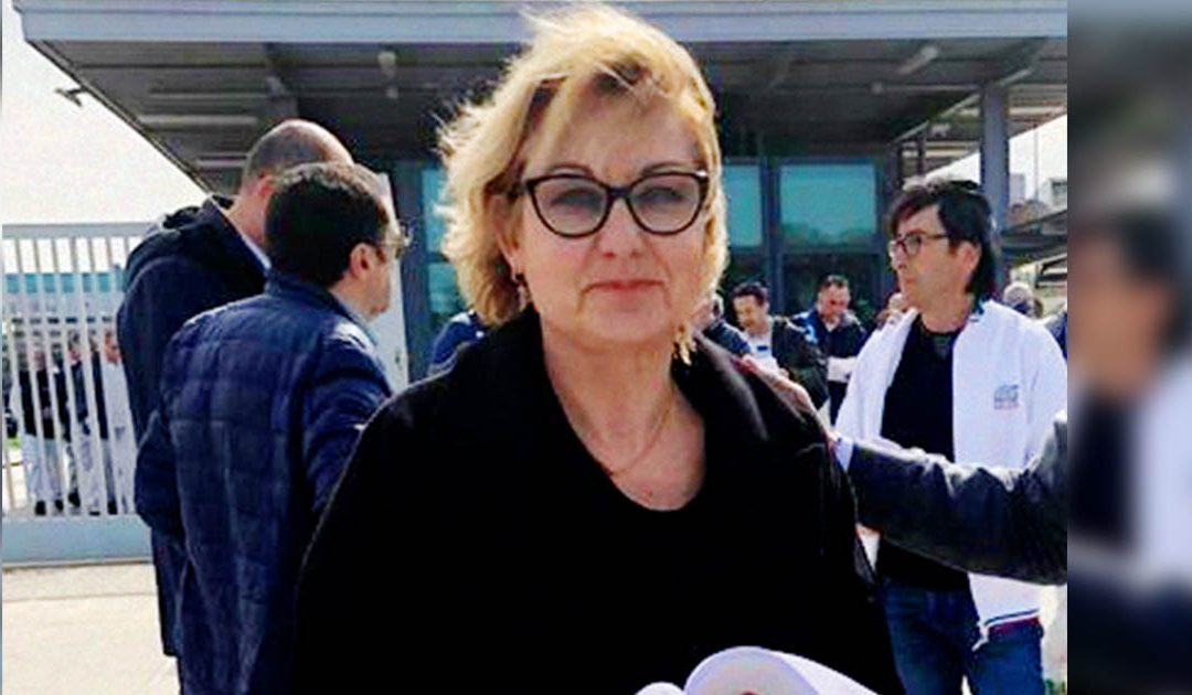 Giorgia Calamita davanti allo stabilimento Stellantis di Melfi