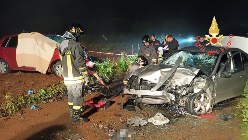 Scontro tra due auto nel Cosentino: un morto e quattro feriti