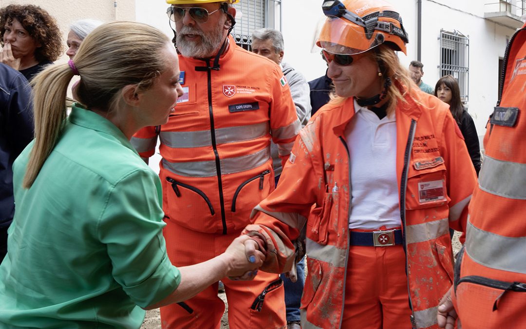 Giorgia Meloni tra i soccorritori in Emilia Romagna