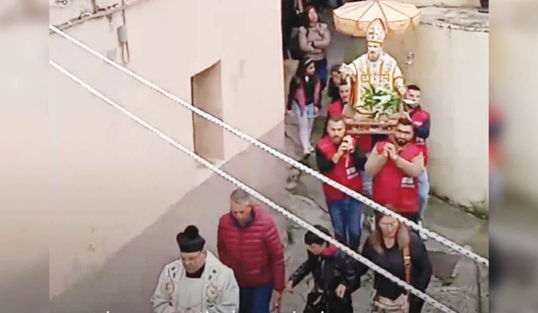 Cir processione deviata per sostare dai capimafia e i