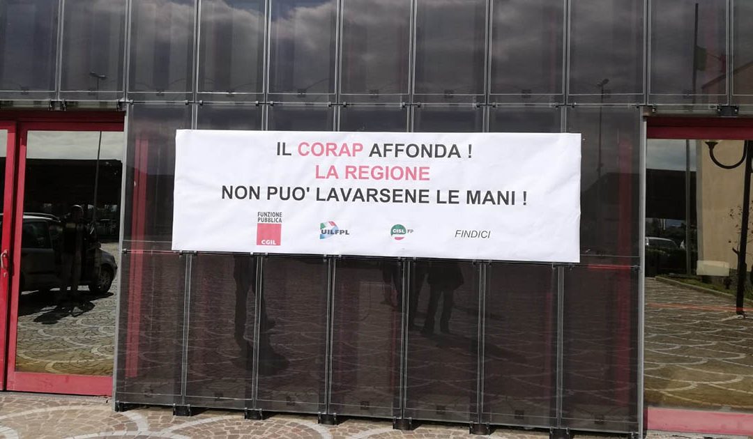 La sede del Corap con lo striscione di protesta dei dipendenti