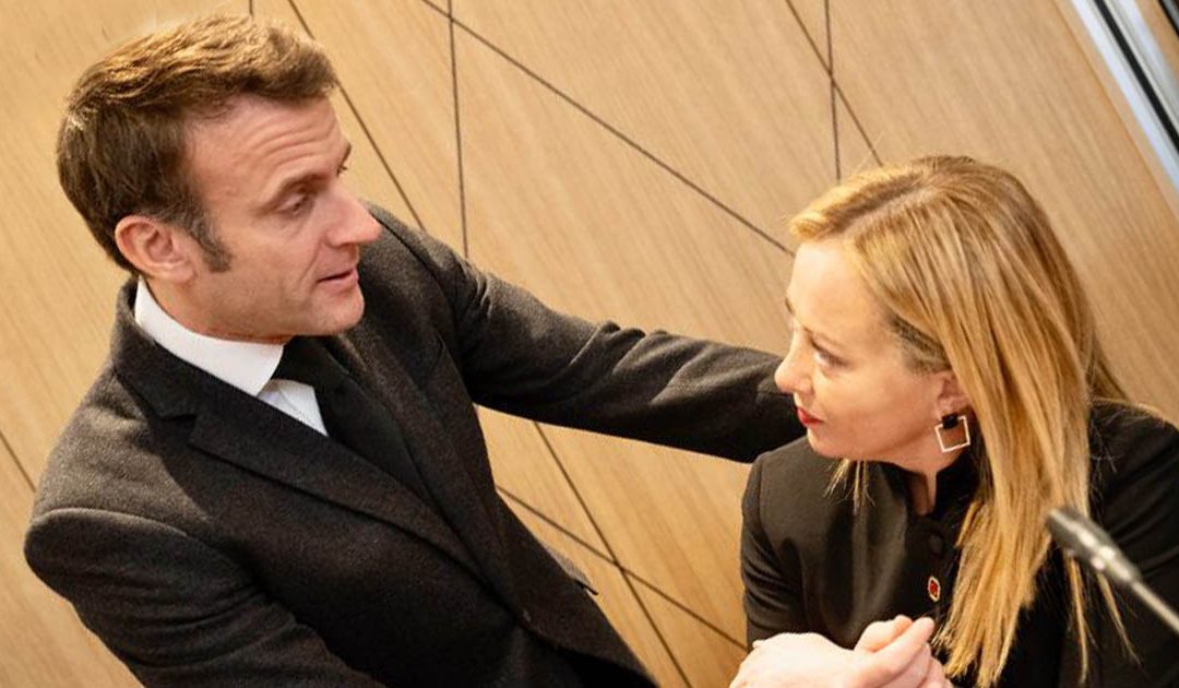 Emmanuel Macron con Giorgia Meloni
