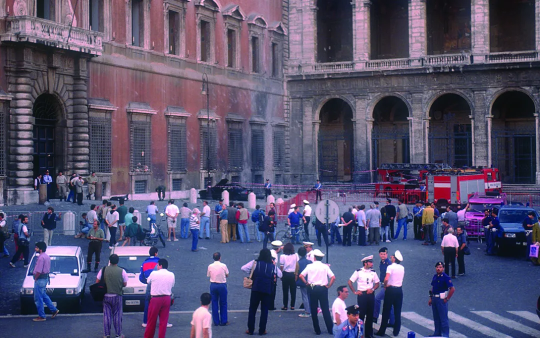 Il Palazzo del Vicariato e la facciata laterale della Basilica di San Giovanni in Laterano dopo l'attentato (foto Diocesi di Roma Archivio Gennari)