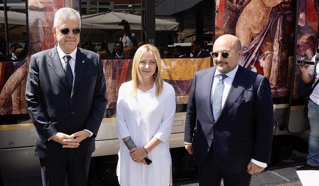 Il Presidente del Consiglio, Giorgia Meloni, insieme al Ministro Gennaro Sangiuliano, ha preso parte al viaggio inaugurale del Frecciarossa Roma-Pompei